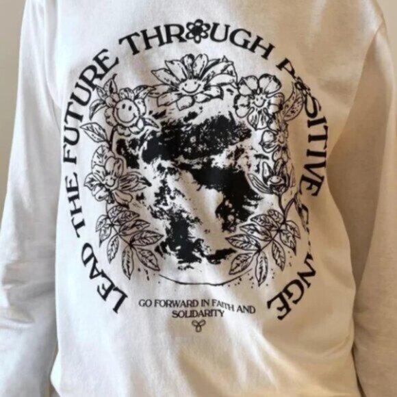 TNA Tops - TNA Graphic Oversized Long Sleeve Tee – Size Medium